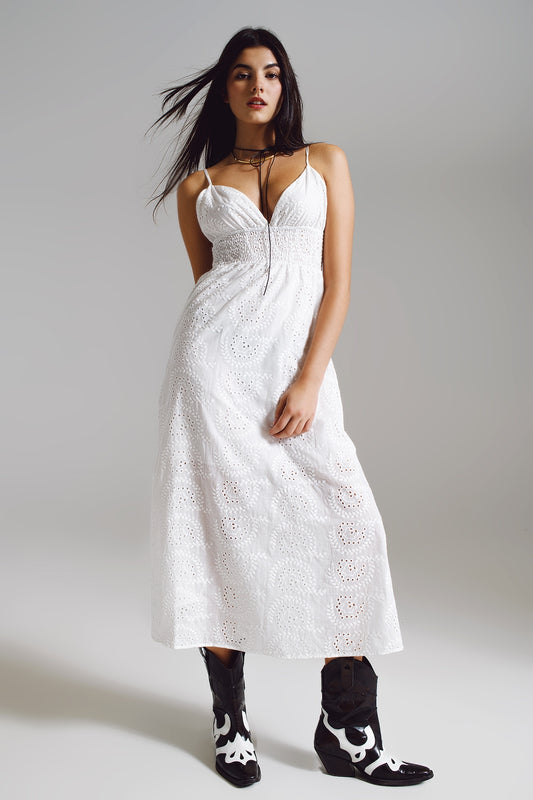 Q2 Vestido de crochê longo branco com cintura ajustada