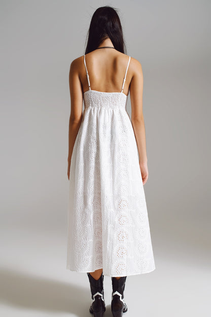 Vestido de crochê longo branco com cintura ajustada