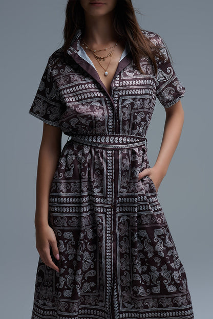 Vestido de manga curta com estampado Paisley em castanho