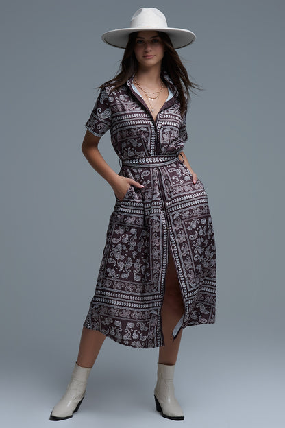 Vestido de manga curta com estampado Paisley em castanho