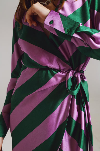 Vestido envelope de cetim com estampa listrada lilás e verde