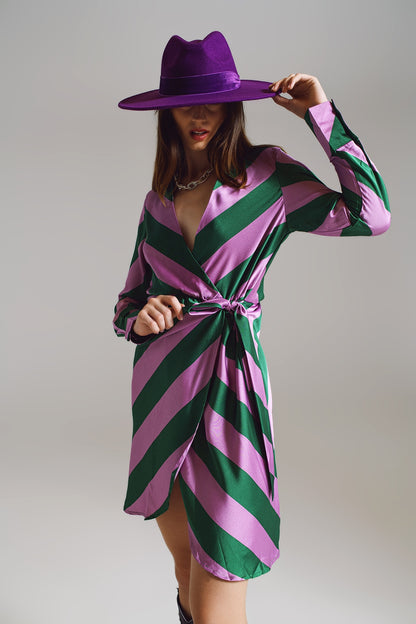Vestido envelope de cetim com estampa listrada lilás e verde