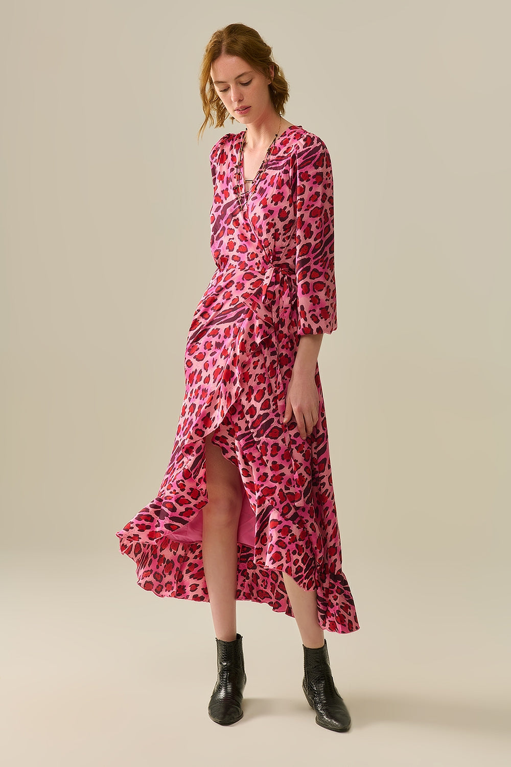 Vestido Envelope Maxi em Cetim com Estampa de Leopardo Fúcsia