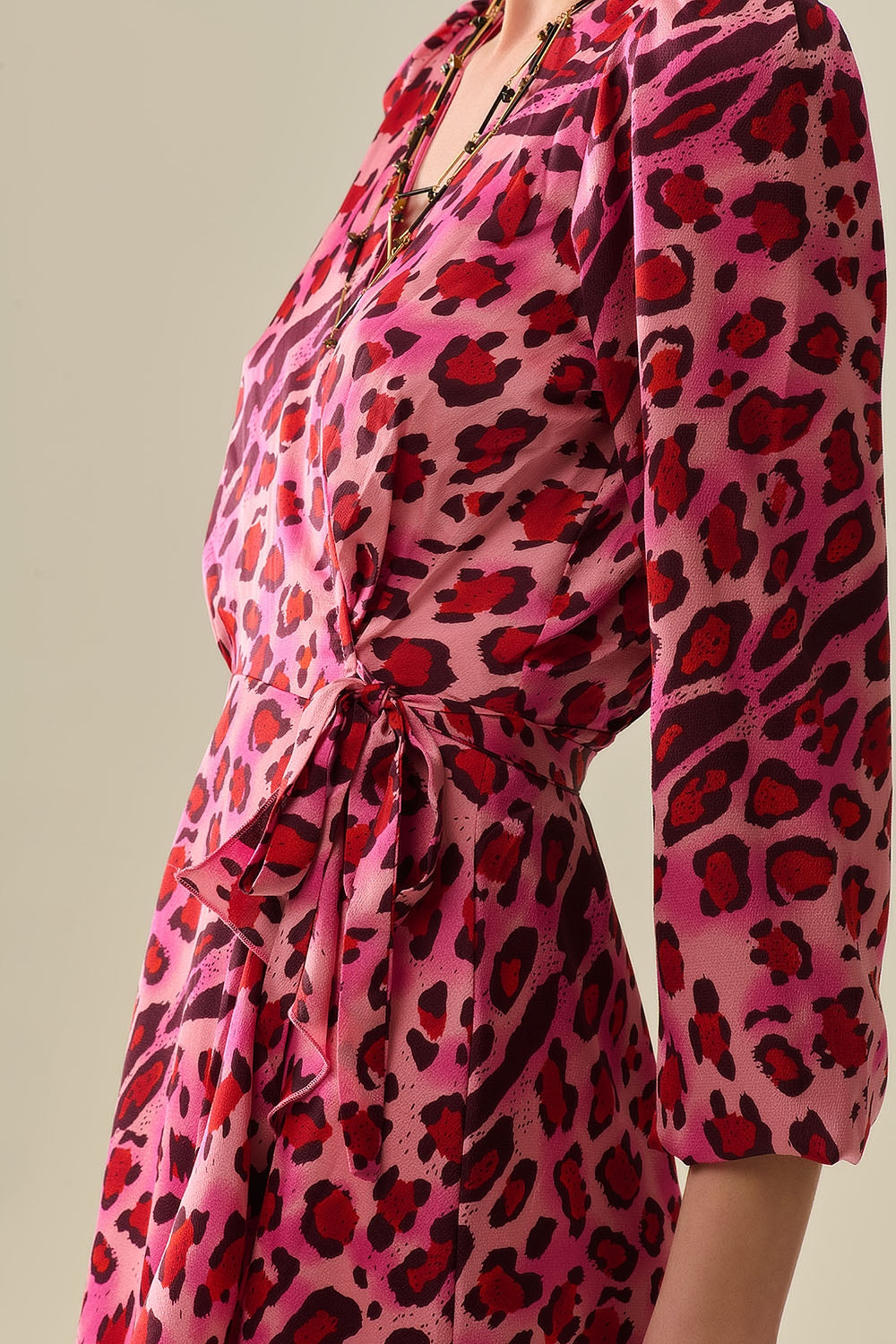 Vestido Envelope Maxi em Cetim com Estampa de Leopardo Fúcsia