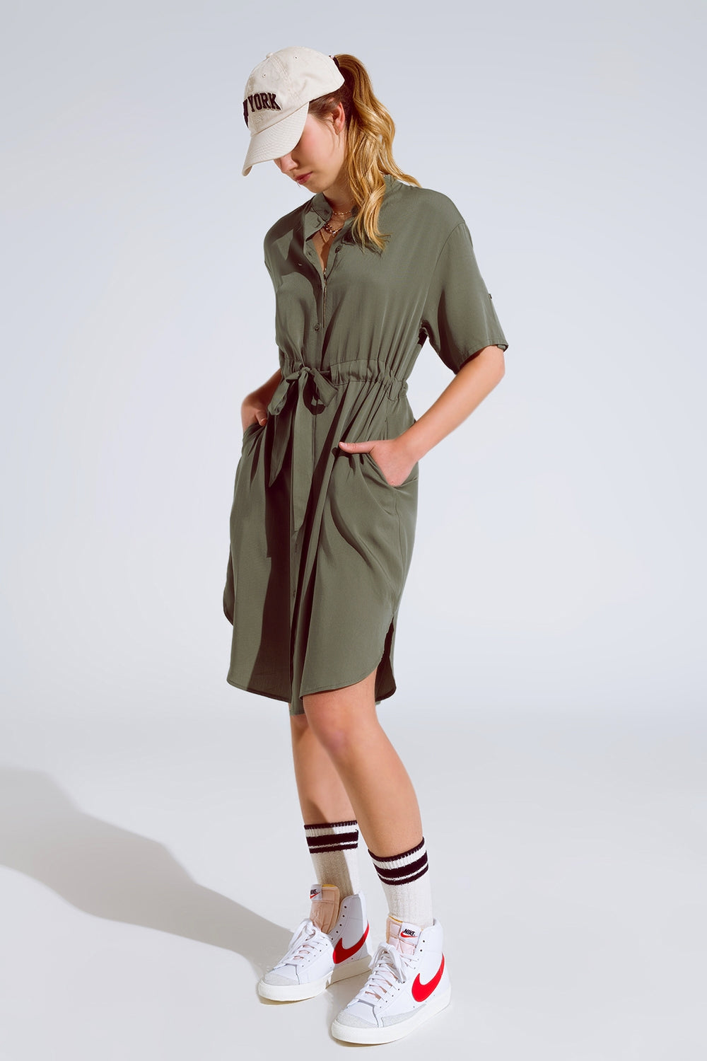 Q2 Vestido fluido com botões cinto e bolsos laterais