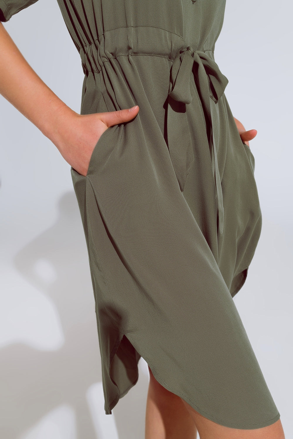 Vestido fluido com cintos e bolsos laterais