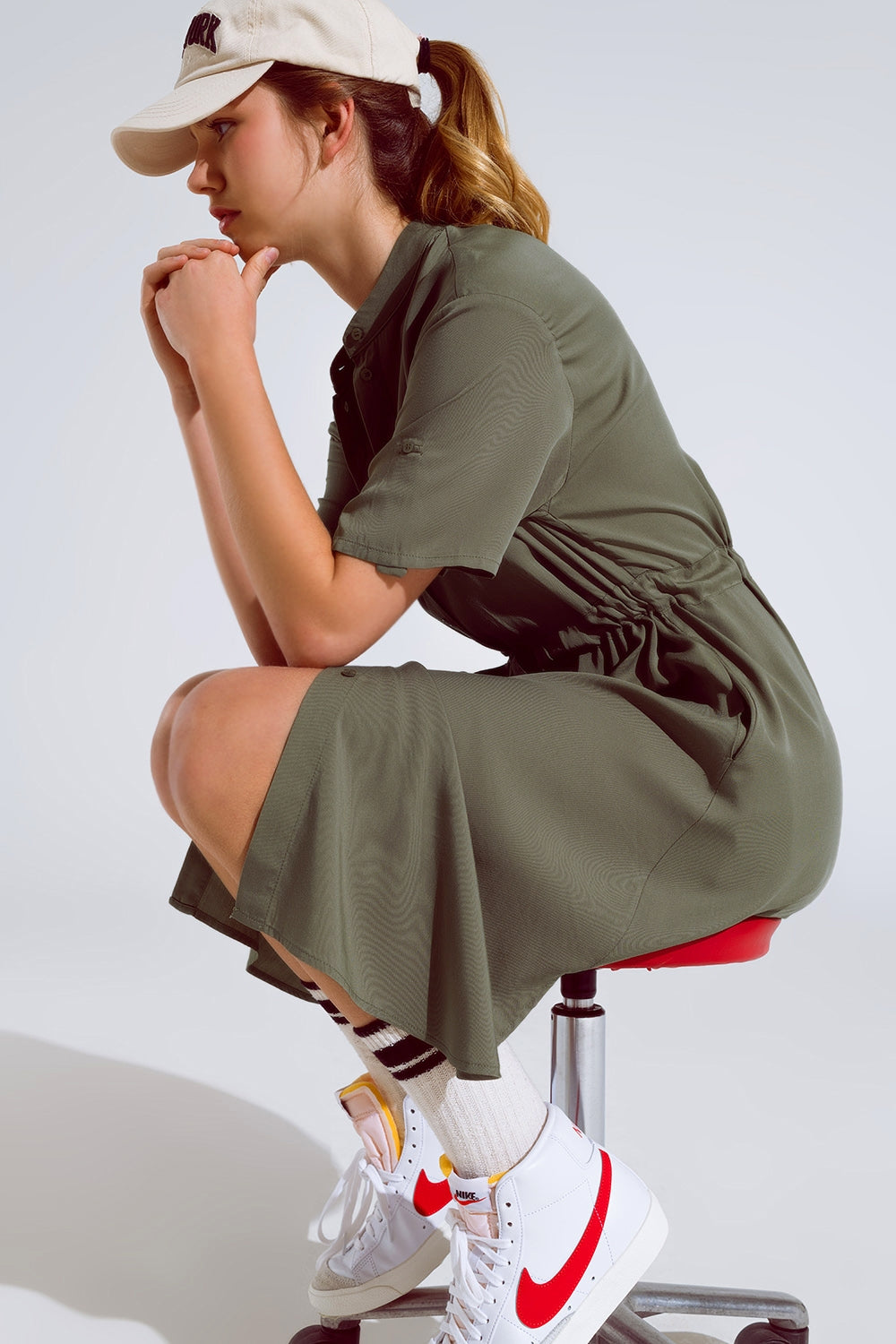 Vestido fluido com cintos e bolsos laterais