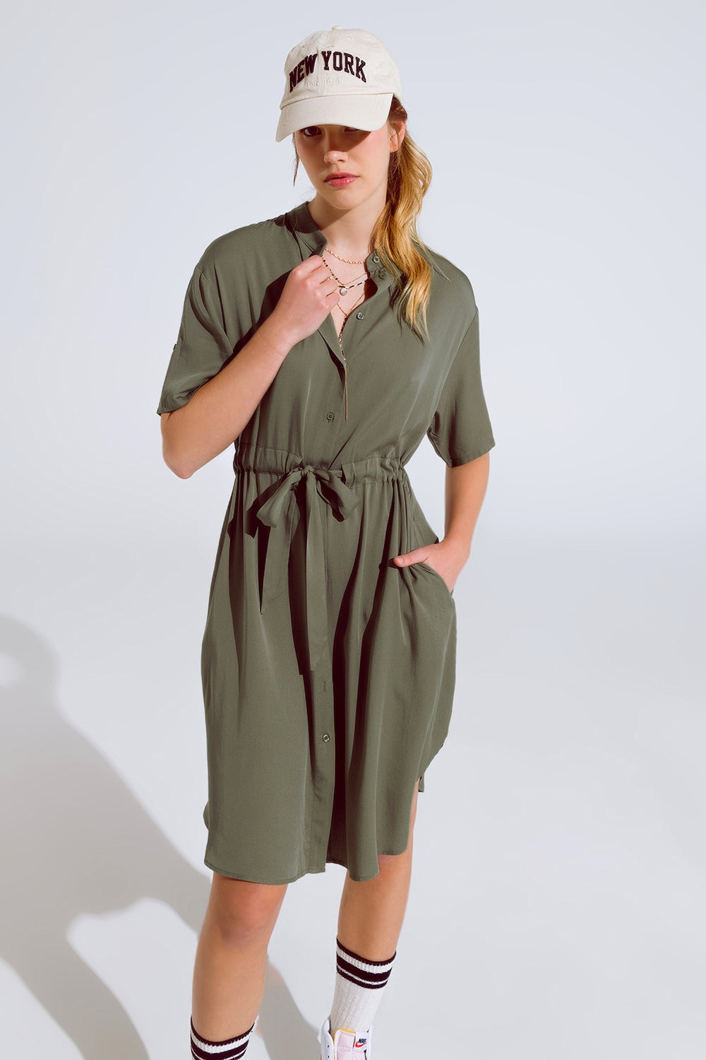 Vestido fluido com cintos e bolsos laterais