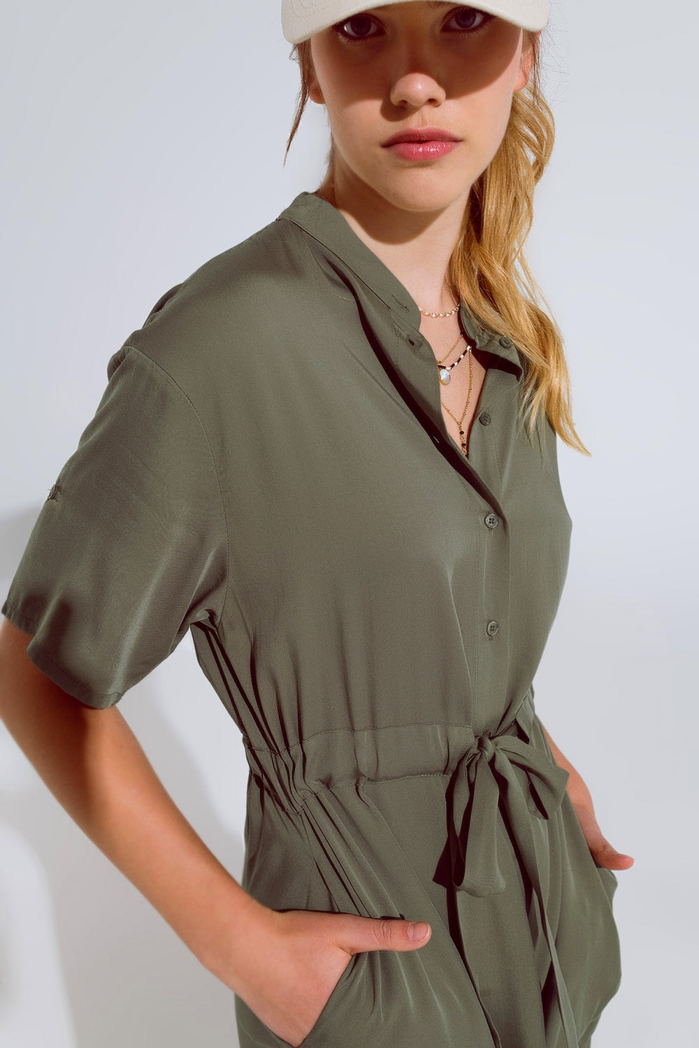 Vestido fluido com cintos e bolsos laterais