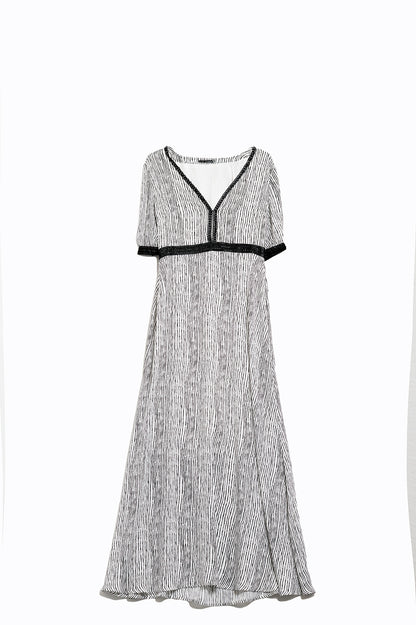 Q2 Vestido Maxi às riscas brancas com decote em V e mangas curtas