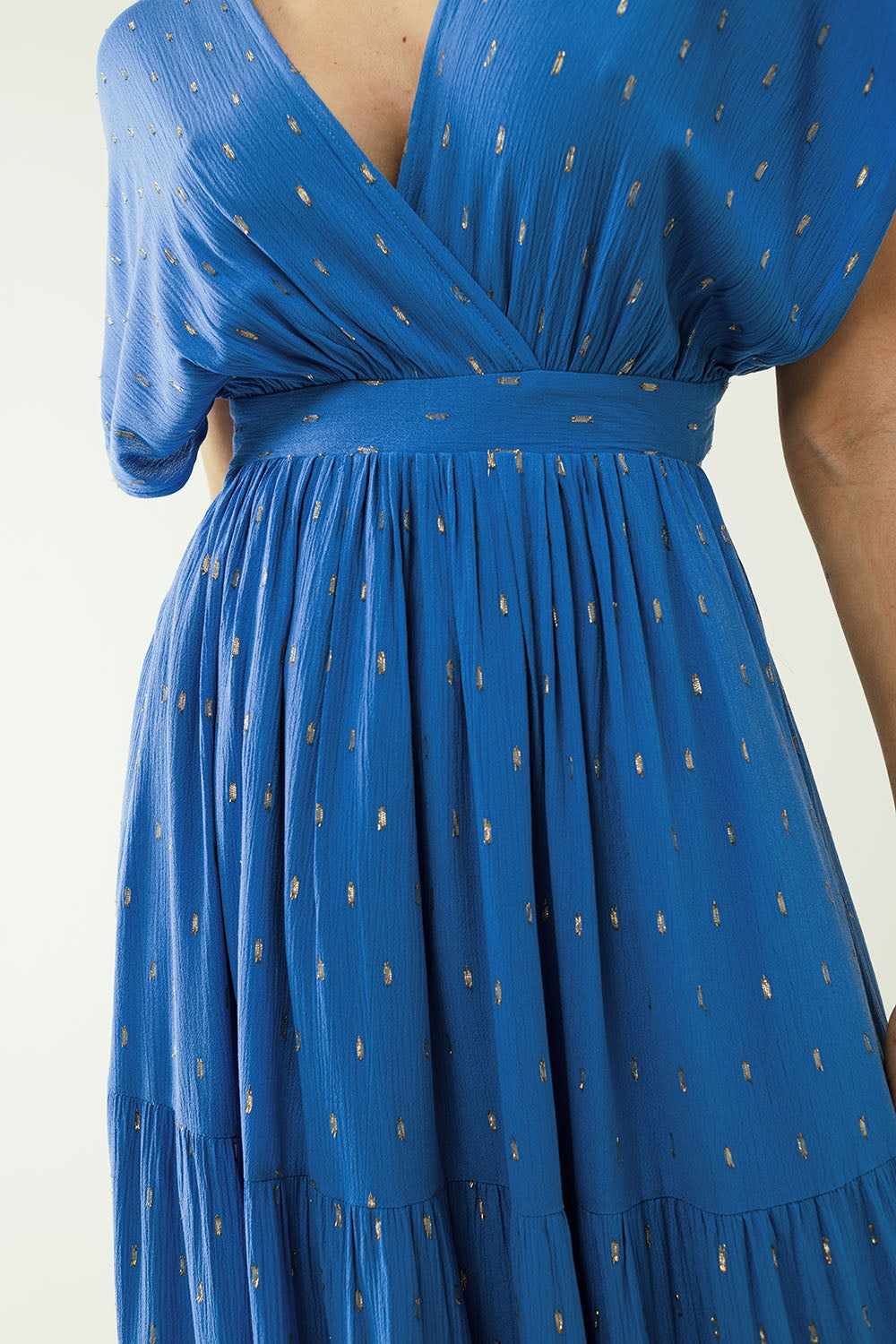 vestido maxi azul solto com detalhes dourados