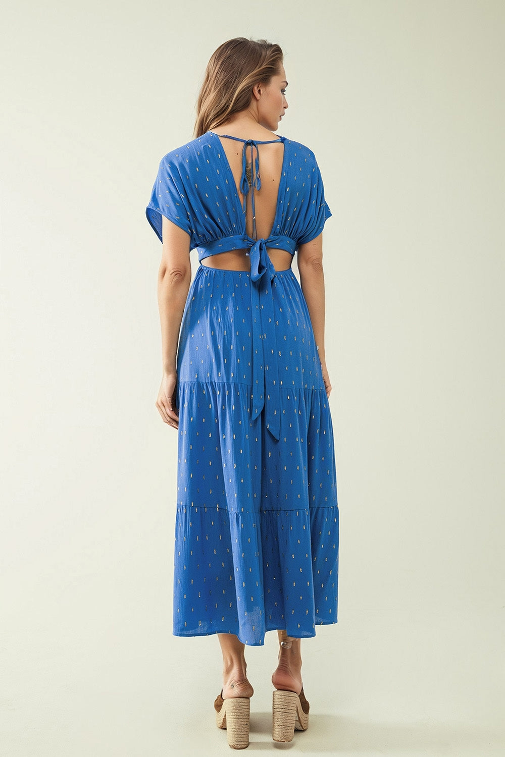 vestido maxi azul solto com detalhes dourados