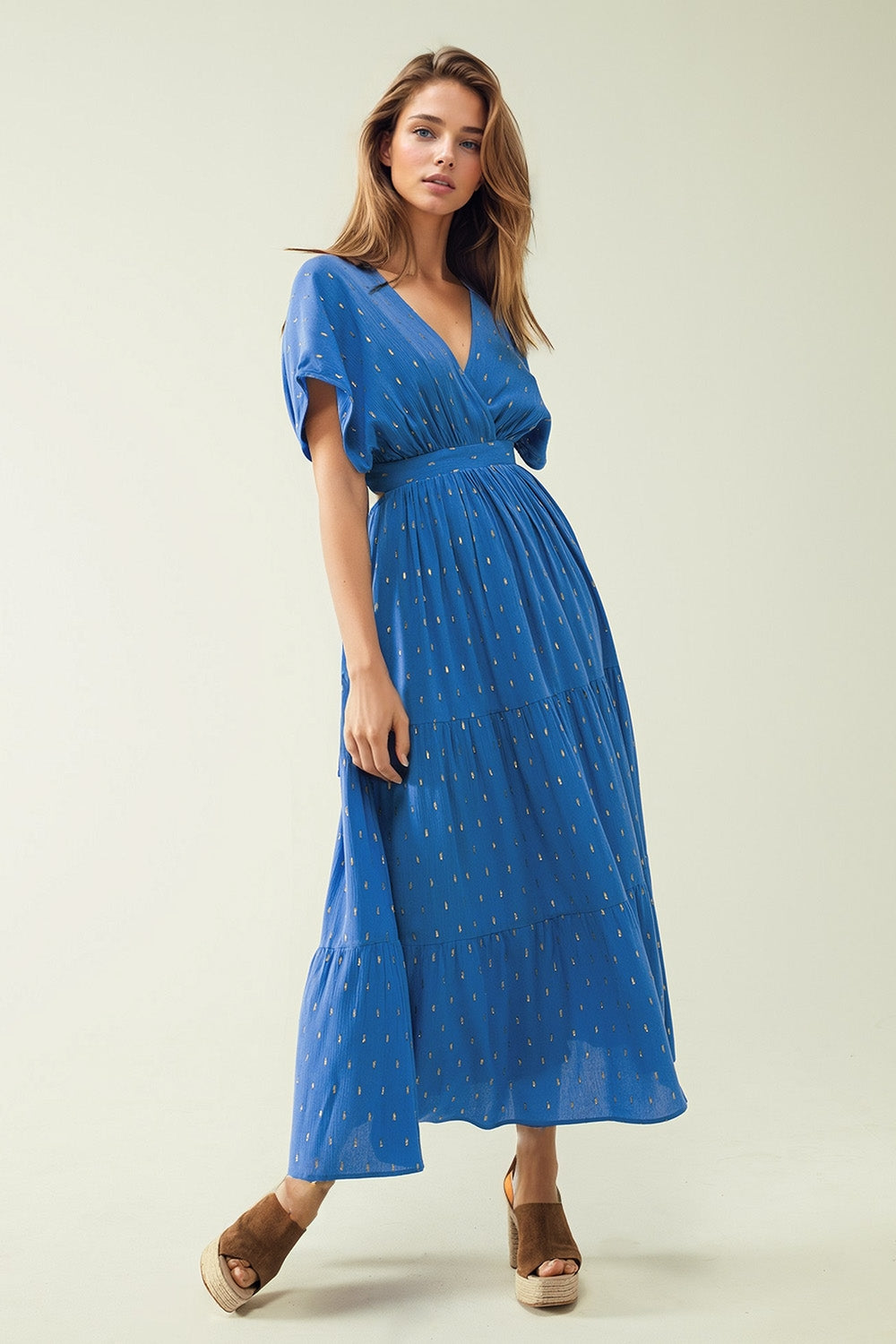 vestido maxi azul solto com detalhes dourados
