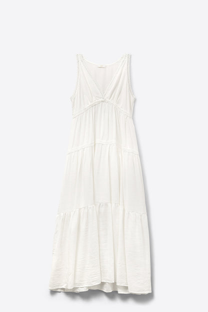 Vestido Maxi branco com detalhes em renda e estilo boho