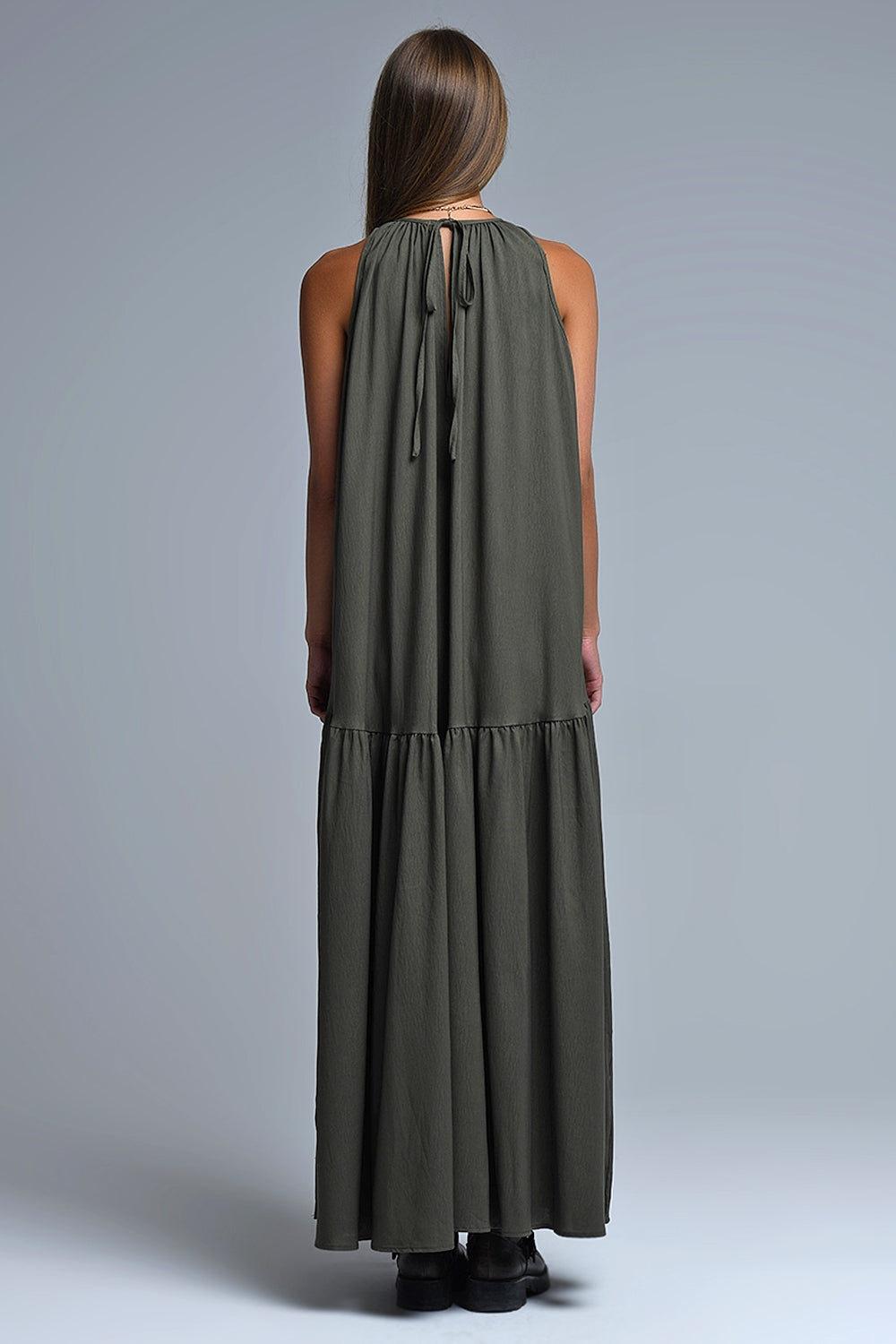 Vestido maxi cáqui com decote haltere e pormenores de costura