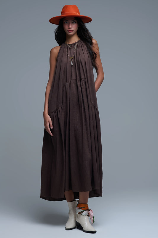 Q2 Vestido maxi castanho com decote haltere e pormenores de costura