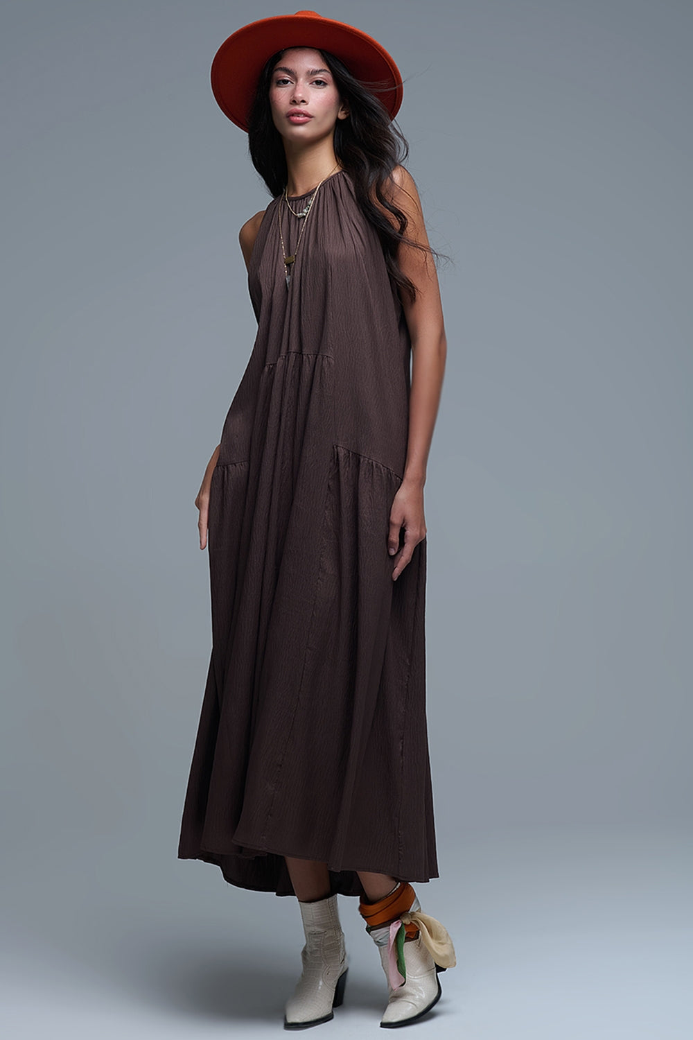 Vestido maxi castanho com decote haltere e detalhes de costura
