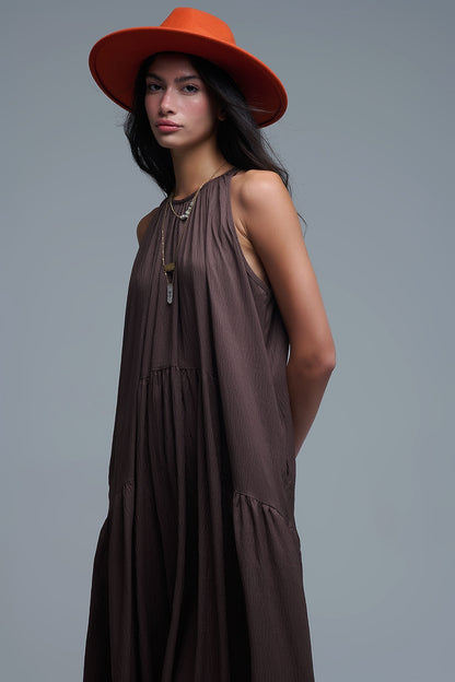 Vestido maxi castanho com decote haltere e detalhes de costura