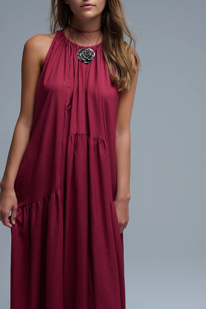 Vestido maxi com decote haltere e detalhes de costura borgonha