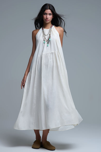 Vestido maxi com decote haltere e detalhes de costura em creme