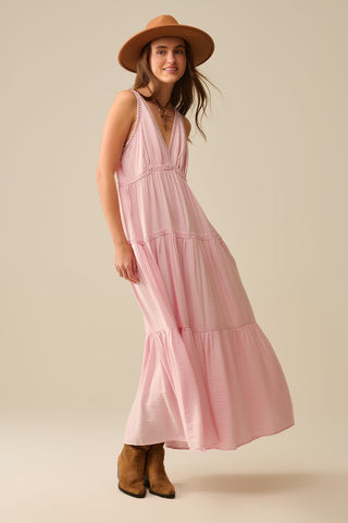 Vestido maxi cor-de-rosa com detalhes em renda e estilo boho