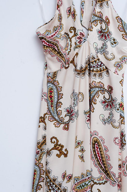 Vestido maxi decote halter em estampa paisley