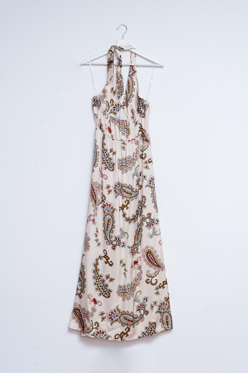 Vestido maxi decote halter em estampa paisley