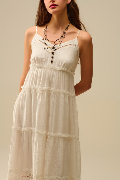 Vestido maxi em camadas com inserções de renda em branco