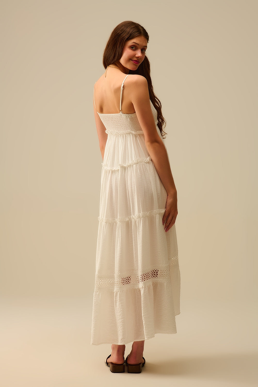 Vestido maxi em camadas com inserções de renda em branco