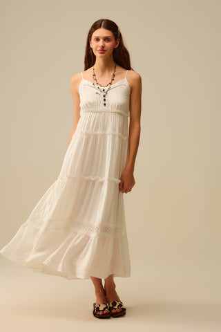 Vestido maxi em camadas com inserções de renda em branco