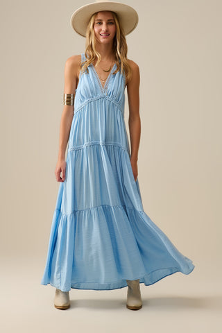 Vestido maxi fluido com inserções de renda em azul claro