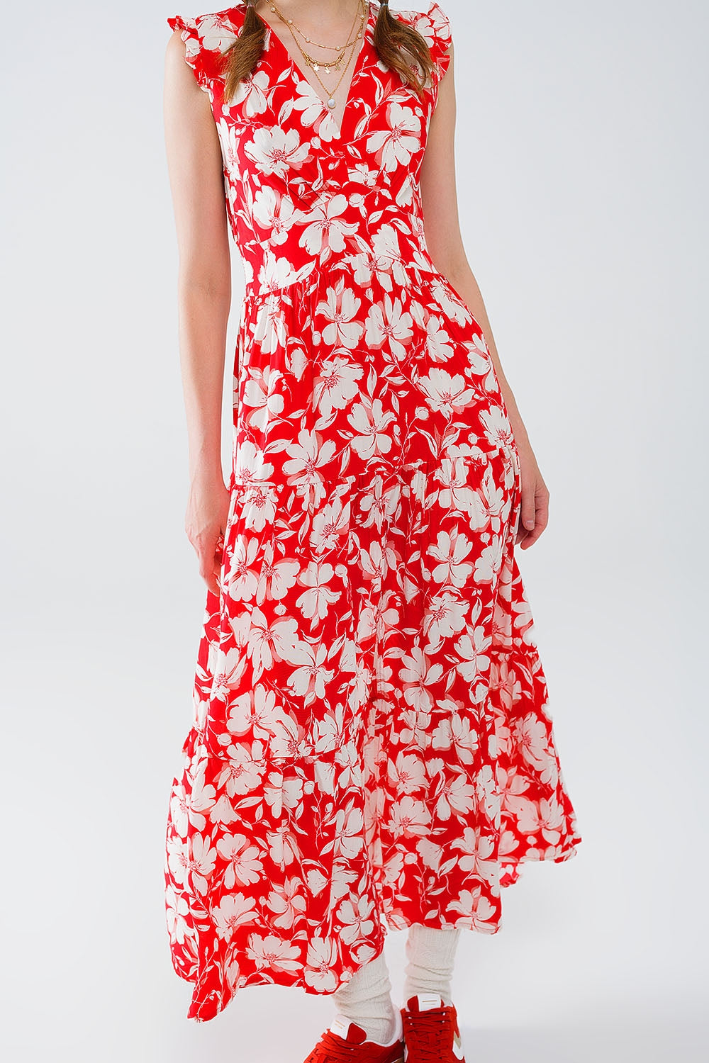 Vestido maxi vermelho com estampado floral e decote em V