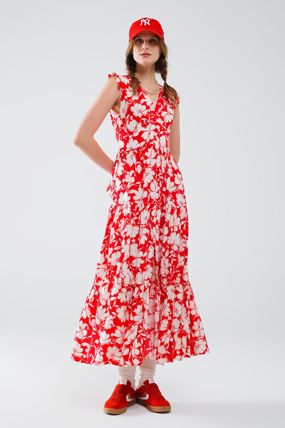 Vestido maxi vermelho com estampado floral e decote em V