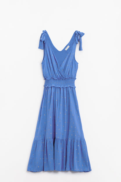 Vestido midi azul com cintura marcada e bolinhas douradas