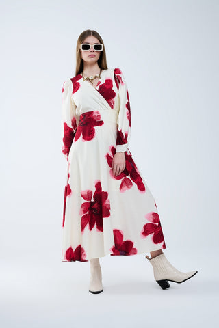 Vestido midi bege transpassado com estampa floral tropical vermelha e mangas compridas