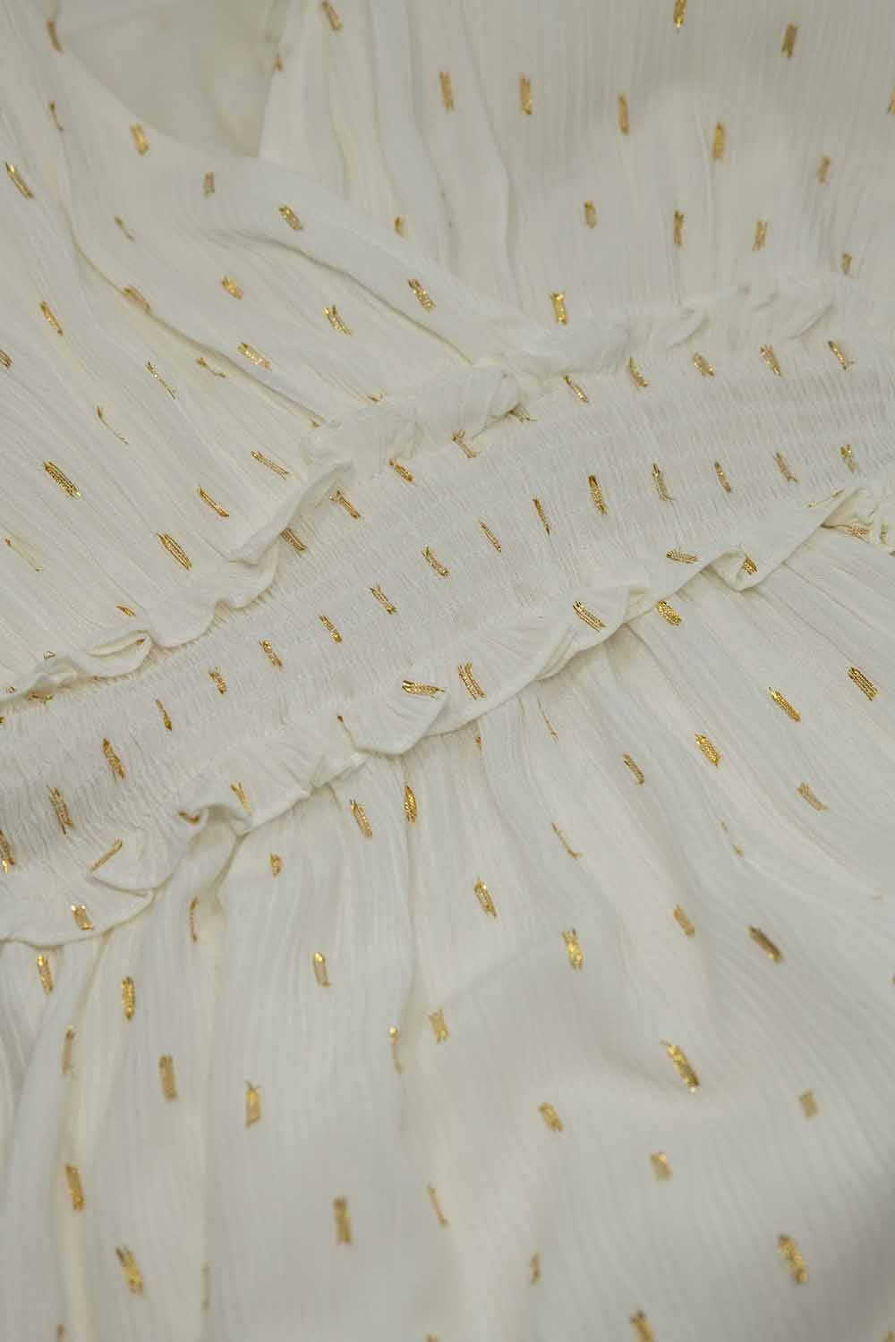 Vestido midi branco com cintura marcada e bolinhas douradas