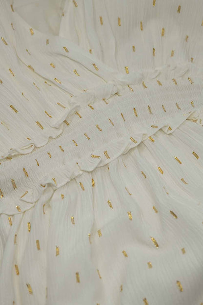 Vestido midi branco com cintura marcada e bolinhas douradas