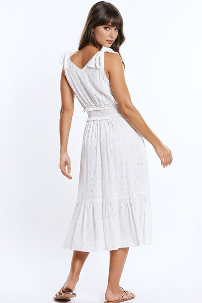 Vestido midi branco com cintura marcada e bolinhas douradas