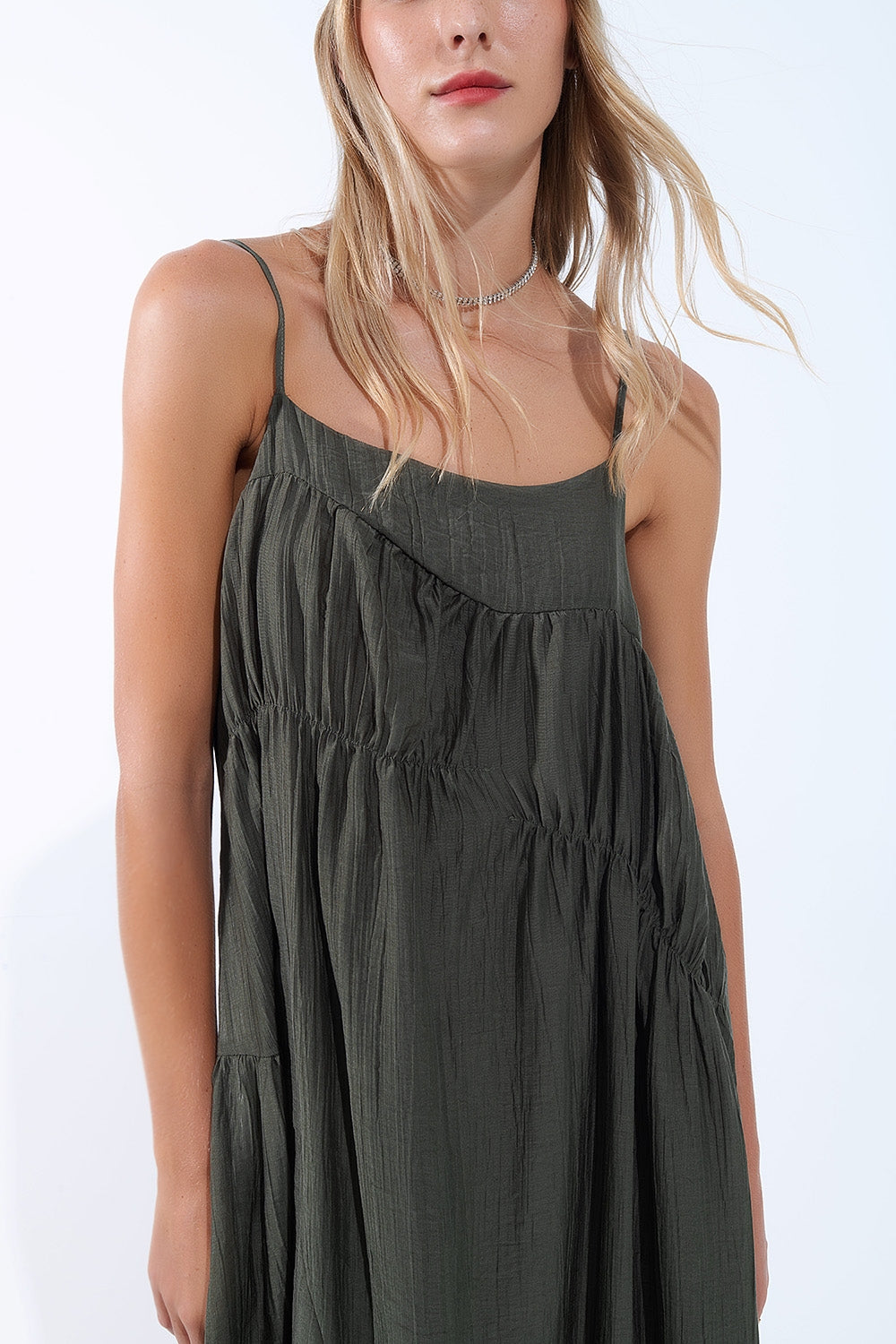 Vestido midi cáqui com alças finas e detalhes enrugados