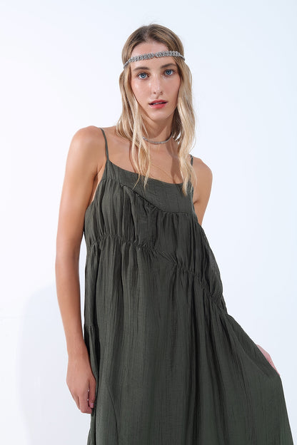 Vestido midi cáqui com alças finas e detalhes enrugados