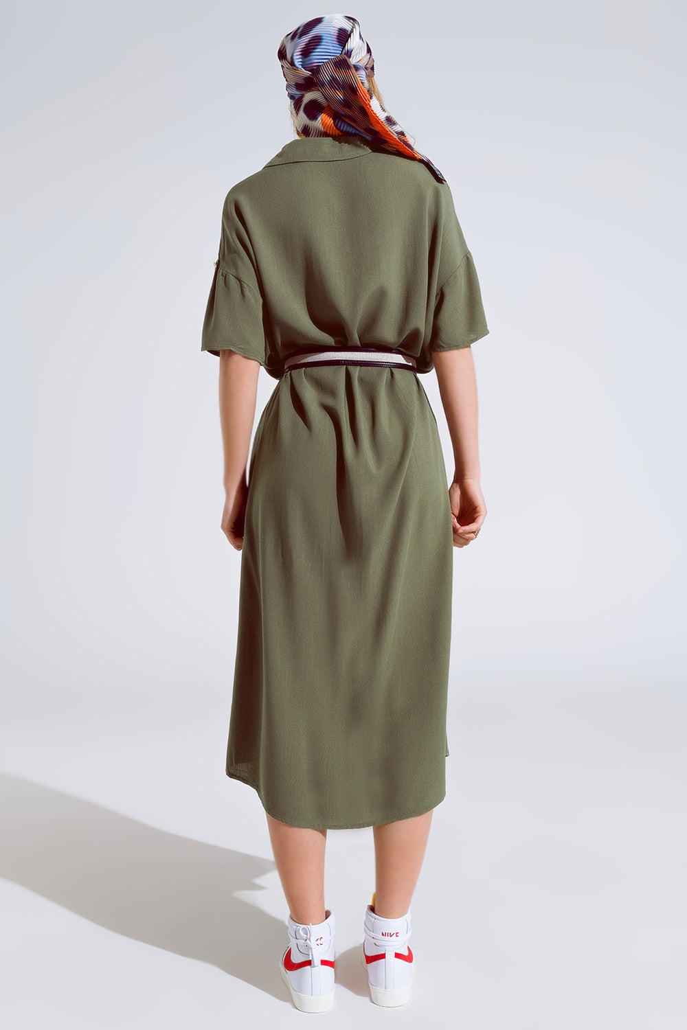 Vestido midi caqui com botões mangas curtas e cinto a condizer
