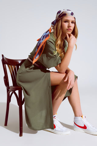 Vestido midi caqui com botões mangas curtas e cinto a condizer