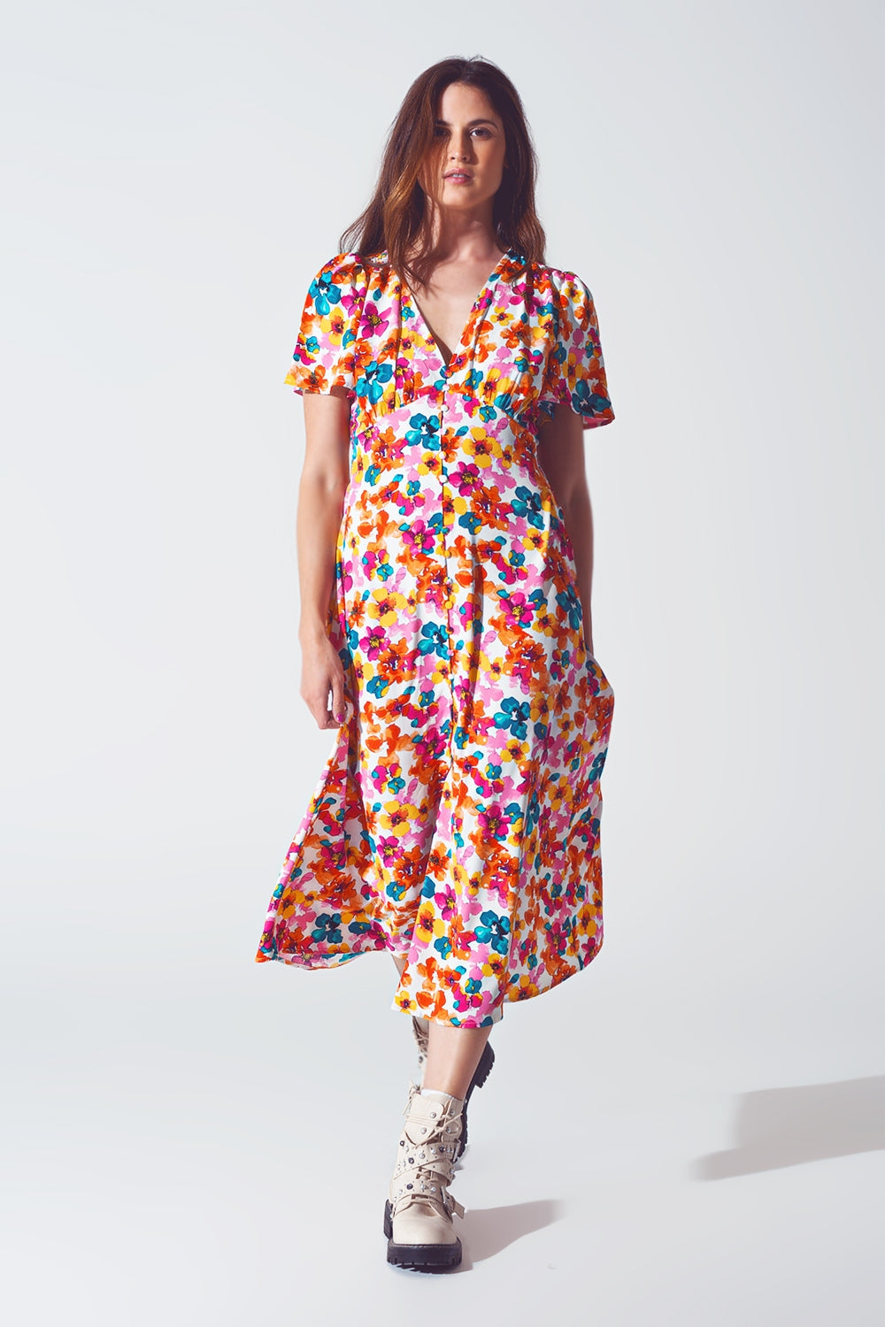 Q2 Vestido midi com cintura franzida e estampa floral multicolorida