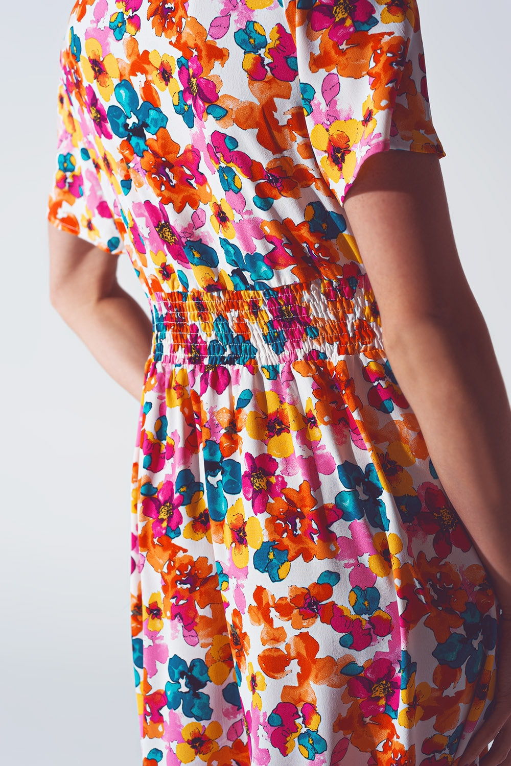 Vestido midi com cintura franzida e estampa floral multicolorida