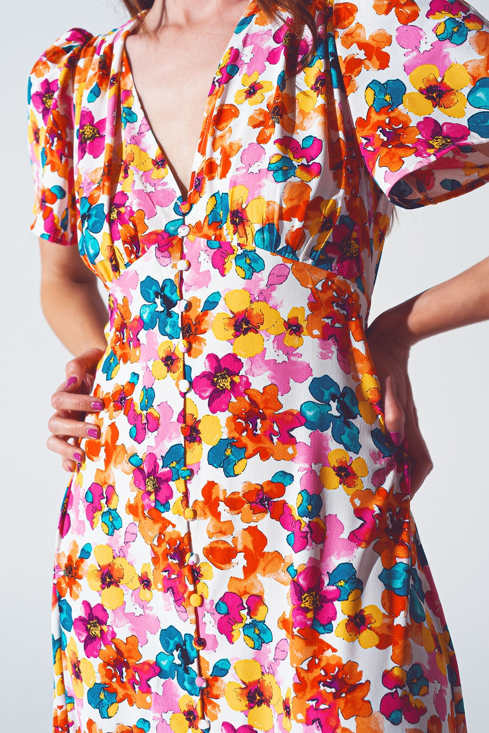 Vestido midi com cintura franzida e estampa floral multicolorida