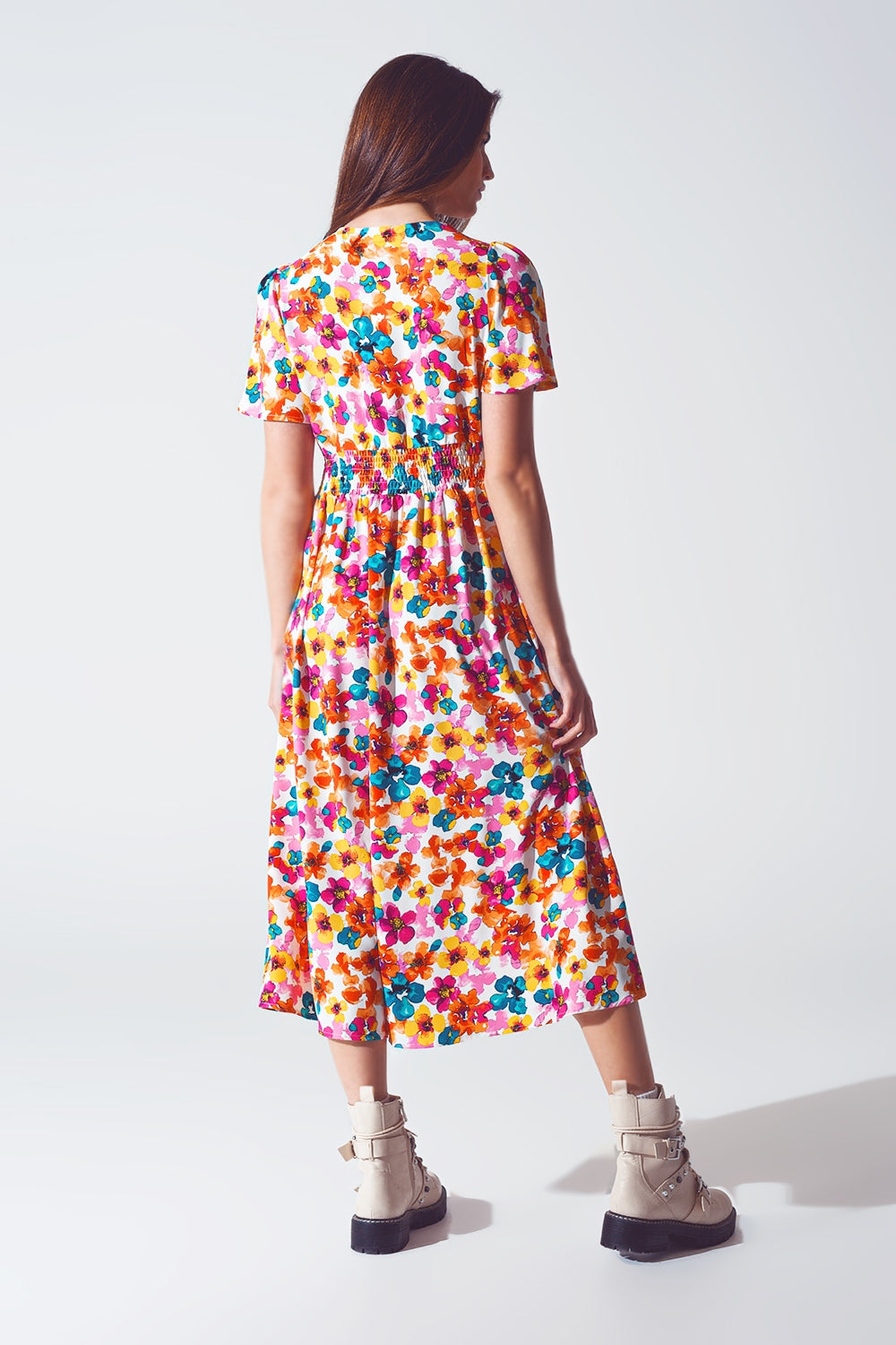 Vestido midi com cintura franzida e estampa floral multicolorida