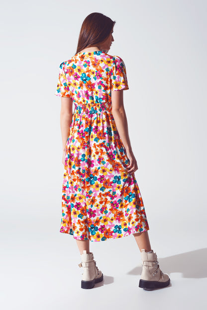 Vestido midi com cintura franzida e estampa floral multicolorida