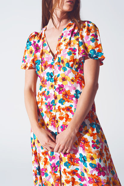 Vestido midi com cintura franzida e estampa floral multicolorida