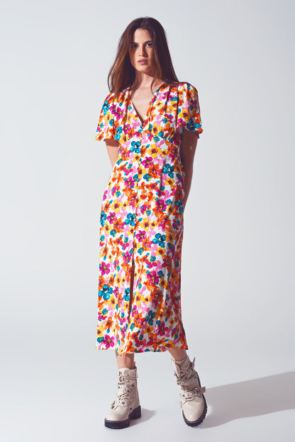 Vestido midi com cintura franzida e estampa floral multicolorida