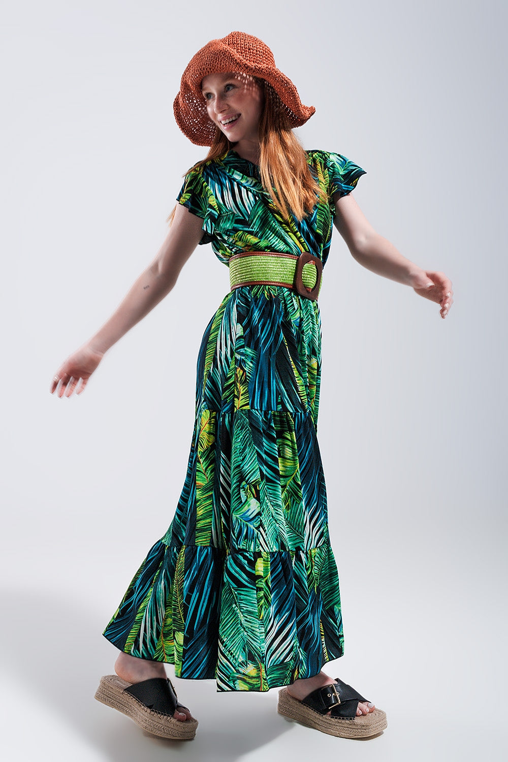 Vestido Midi com mangas curtas e saia em níveis com estampado tropical